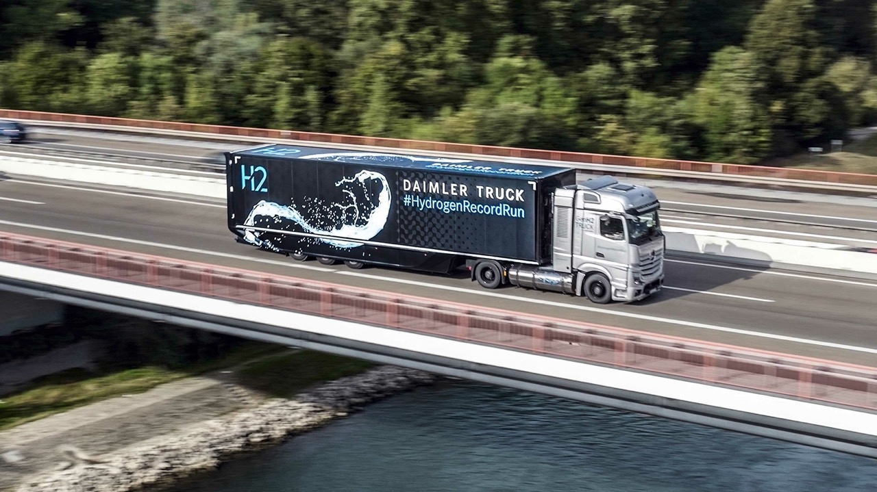 daimler hydrogen-powered trucks 