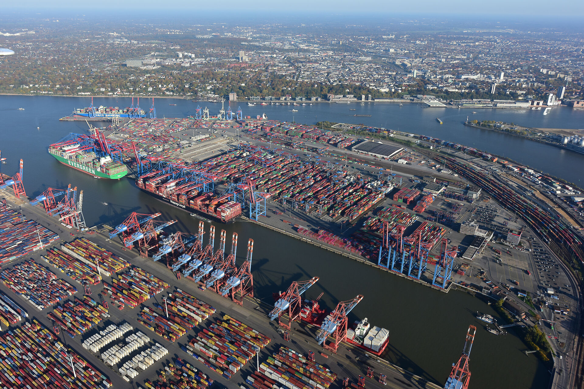 The Port of Hamburg reports growth in container throughput in 2025